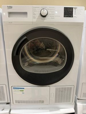 une pile de lave-linge et de sèche-linge exposée dans un magasin
