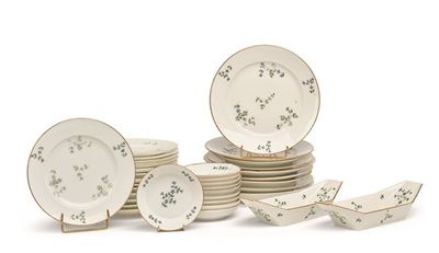PARTIE DE SERVICE en porcelaine blanche à décor polychrome e…