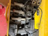 une boîte jaune contenant tout un tas d'outils