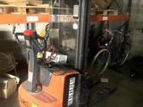 un chariot élévateur à fourche garé dans un garage