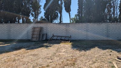 1 terrasse en bois d'environ 6*2.50 avec 3 mètres de couvert…