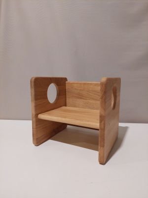 un petit banc en bois avec un trou au milieu