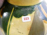 un vase jaune et vert sur lequel figure un numéro