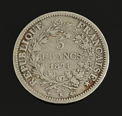 un gros plan d'une pièce d'argent ornée d'une couronne