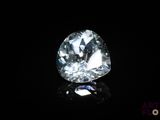 gros plan d'un diamant sur une surface noire