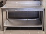 une table de travail en acier inoxydable sur laquelle est posé un micro-ondes