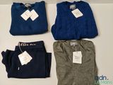 Trois paires de pulls et de pantalons pour homme sont exposées