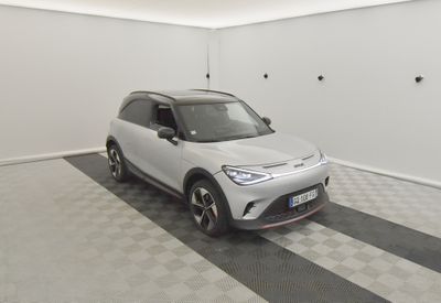 une image d'une voiture garée dans un garage