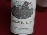une bouteille de vin posée sur une table