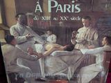 deux livres posés sur une table