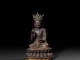 une image représentant une statue en bronze d'une personne portant une couronne sur la tête
