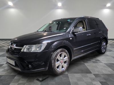 une photo d'un 4x4 noir garé sur un sol en damier