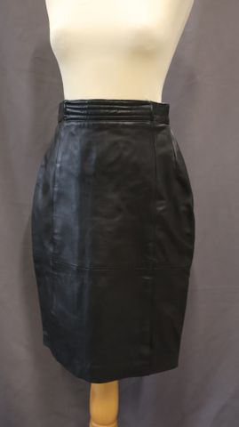 Jupe en cuir taille 38. Création Nicotine Paris