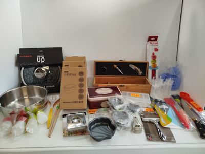 une table sur laquelle sont disposés divers objets et une boîte contenant des couverts