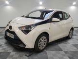 une photo d'une Toyota Yaris blanche garée dans un garage