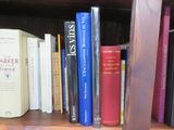 plusieurs livres qui se trouvent ensemble sur une étagère