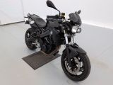 une photo d'une moto noire garée dans un garage