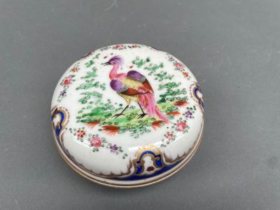 une image représentant une petite boîte en porcelaine ornée d'un oiseau
