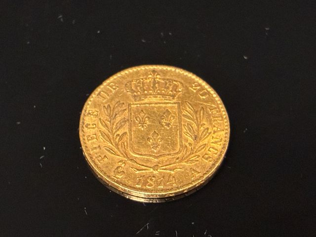 Une pièce de monnaie en or à valeur faciale de 20 francs Louis XV...