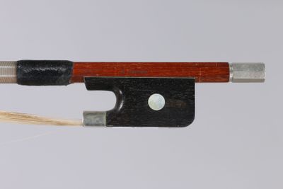 an image of a violin bow with a wooden handle on a white background