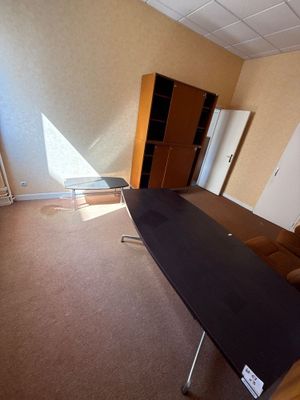 une image représentant une pièce avec un bureau et une chaise