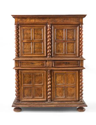 une vieille armoire en bois à quatre tiroirs et une porte