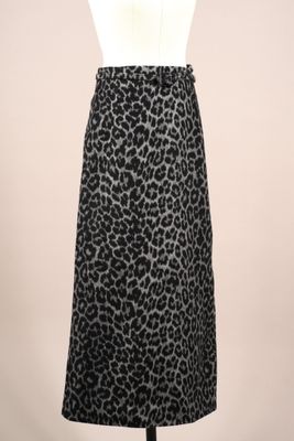une jupe à imprimé léopard noir et blanc sur un mannequin, un mannequin, un mannequin, un mannequin, un mannequin, un mannequin, un mannequin, un mannequin, un mannequin, un mannequin, un mannequin, un mannequin, un mannequin, un mannequin, un mannequin, un mannequin, un mannequin, un mannequin, un mannequin, un mannequin, un mannequin, un mannequin, un mannequin, un mannequin, un mannequin, un mannequin, un mannequin, un mannequin, un mannequin, un mannequin, un mannequin, un mannequin, un mannequin, un