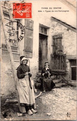une vieille photo d'une femme debout devant un immeuble