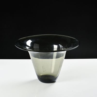un vase noir et blanc posé sur une table blanche