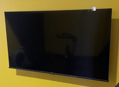 une télévision à écran plat accrochée au mur dans le salon