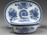 plat en porcelaine bleu et blanc avec couvercle à fleurs