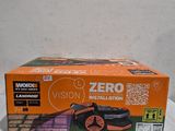 Le carton de la nouvelle tondeuse Zero est posé sur la table.
