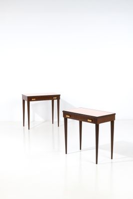 deux petites tables avec des tiroirs de chaque côté, dans une pièce blanche