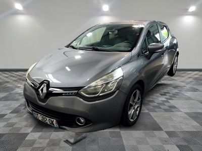 la voiture grise est garée dans le garage sur le sol en damier