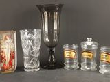beaucoup d'objets en verre qui se trouvent sur la table