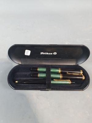 un stylo vert dans un étui noir posé sur une table