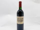 une bouteille de vin posée sur une table