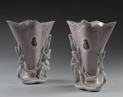 Paire de vases de mariée en porcelaine émaillée polychrome, …