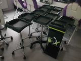 des chaises violettes et blanches dans une pièce où se trouvent un bureau et une chaise