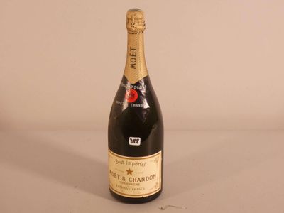 une bouteille de champagne posée sur une table