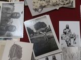 de nombreuses vieilles photos de personnes posées sur une table