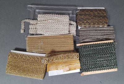tout un tas de modèles de tricots différents sur la table