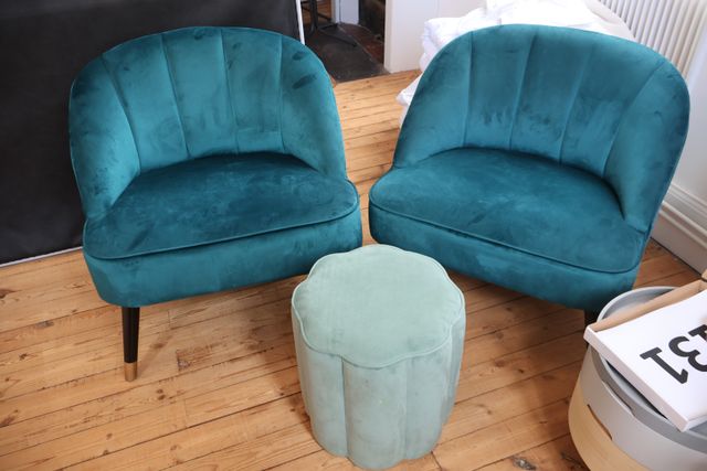 Paire de chauffeuses modernes garnies de velours bleu