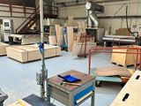 de nombreux morceaux de bois sur la table dans la pièce