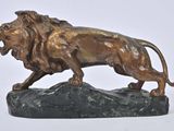 statue en bronze d'un lion sur un rocher sur fond blanc