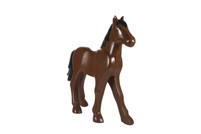 Le cheval en peluche est marron et noir, avec une crinière noire.