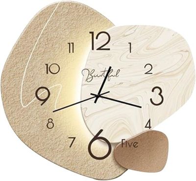 une horloge en bois ornée d'un motif en forme de cœur