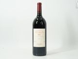 une bouteille de vin posée sur une table