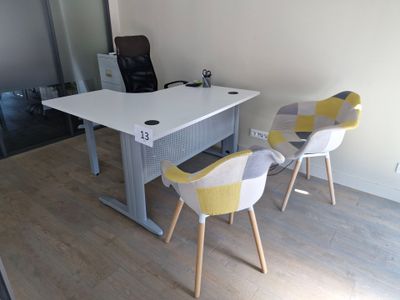 un bureau avec deux chaises et un ordinateur dessus