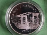 un gros plan d'une pièce de monnaie sur laquelle figure l'image d'un pont